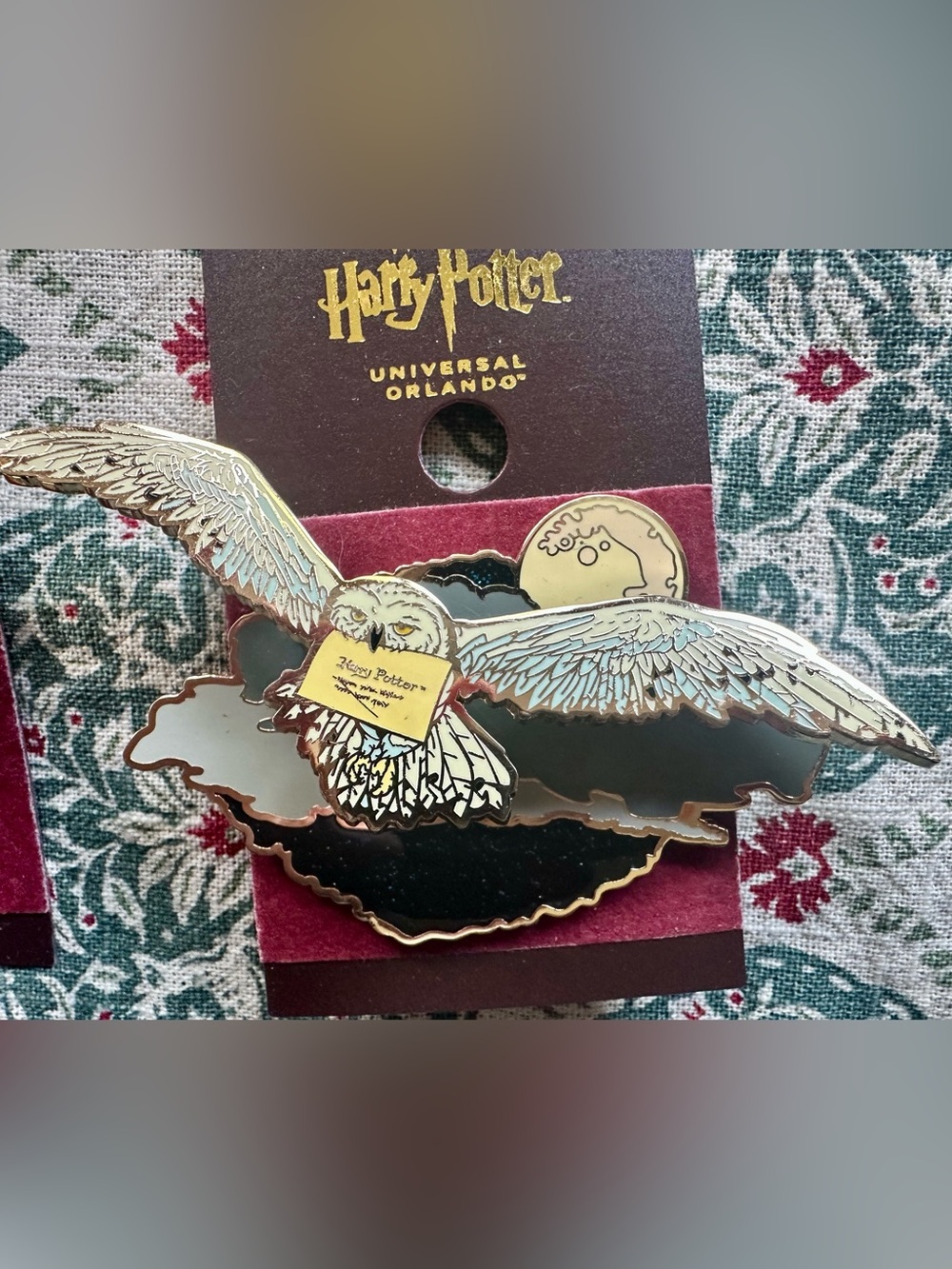 Harry Potter Pin Hedwig Carrying a letter